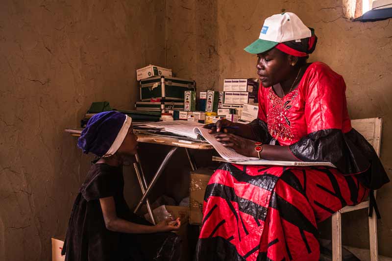 SOS nurse talkign to child who's fealing sick - Diffa, Niger