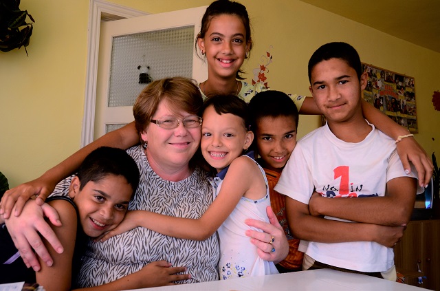 Jula Hughes avec sa famille SOS parrainée.