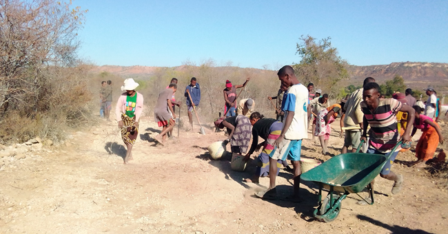 Travaux sur les routes à Madagascar