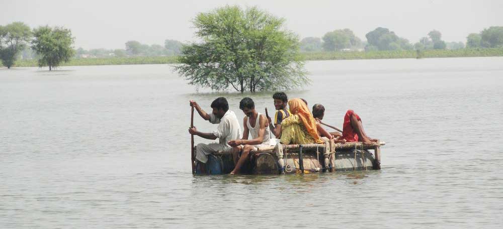Personnes sur des radeaux au Pakistan Inondation en 2022