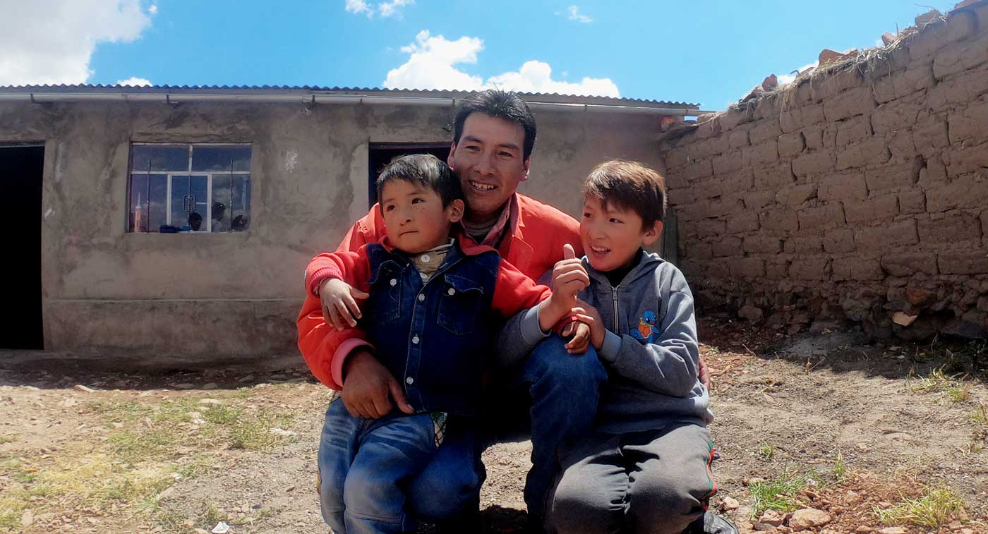 Juan a constaté que son rôle de père célibataire était méprisé dans la communauté locale