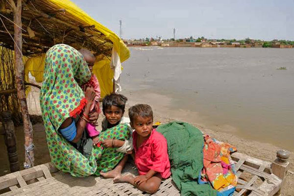 Pakistan_Flood_family_600