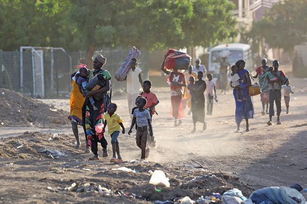 Khartoum-Soudan-Personnes-fuyant-combattant