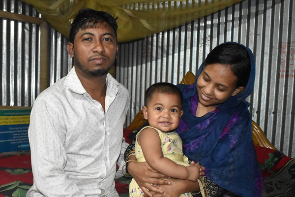 Bangladesh-ER-Khulna-Churab-Ali-avec-femme-et-fille-dans-la-nouvelle-maison-qu'ils-construisent