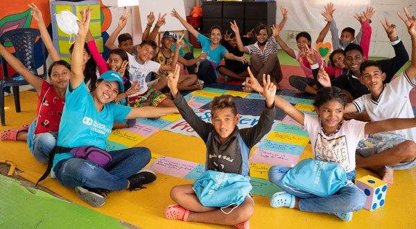 Le personnel de SOS à Maicao, en Colombie, organise un jeu qui enseigne aux enfants vénézuéliens comment se protéger.