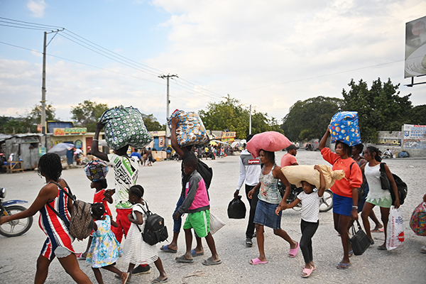Des gens fuient la violence des gangs dans le quartier de Pétion-Ville à Port-au-Prince