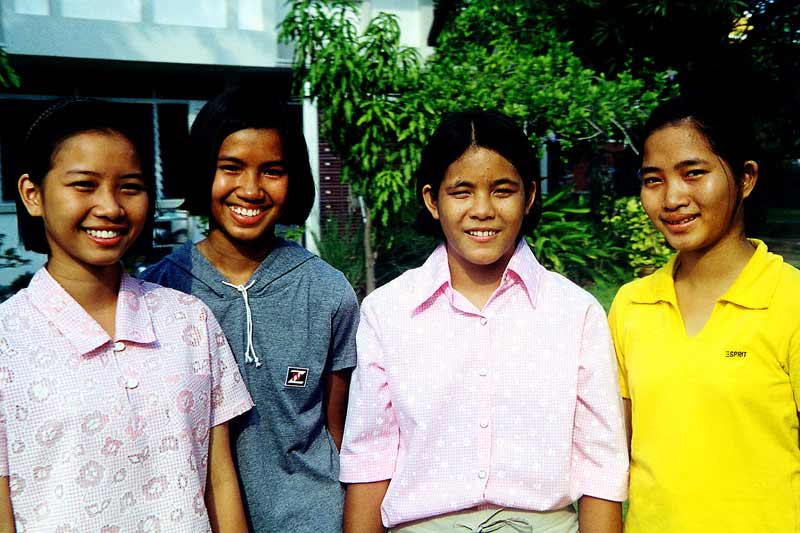 Pim, Chom-Poo, Aoo et Kao adolescents au village SOS en Thaïlande