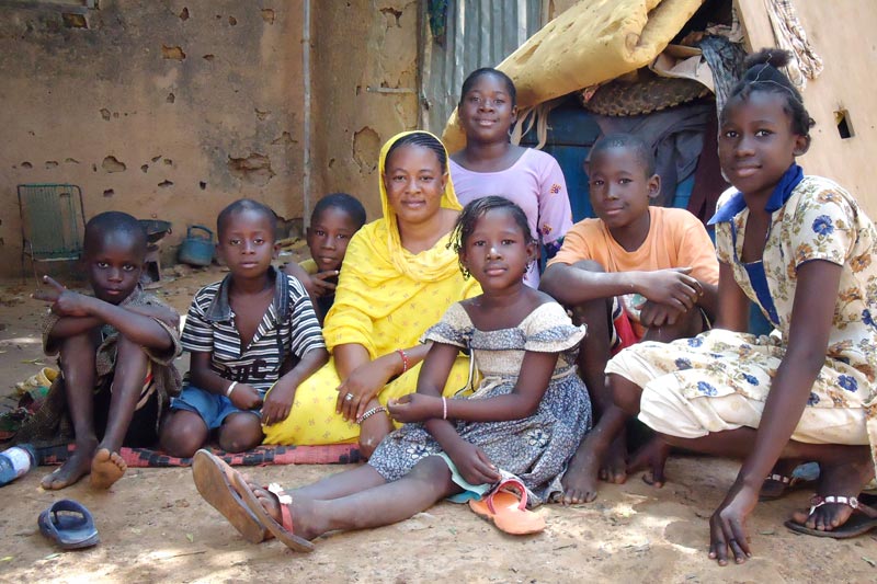 Famille assise par terre au Mali