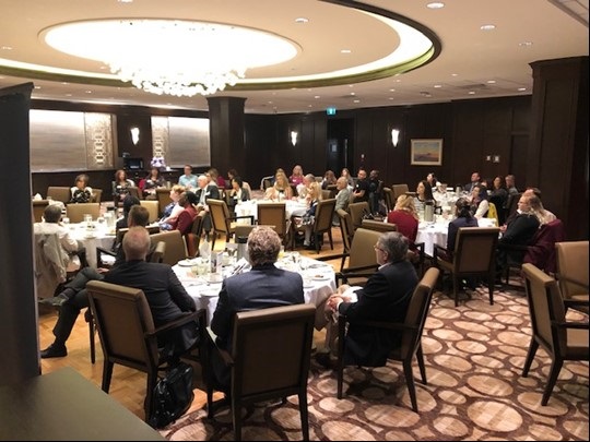 Les participants se sont réunis pour le petit-déjeuner de l'Alliance Trust Company of Calgary.