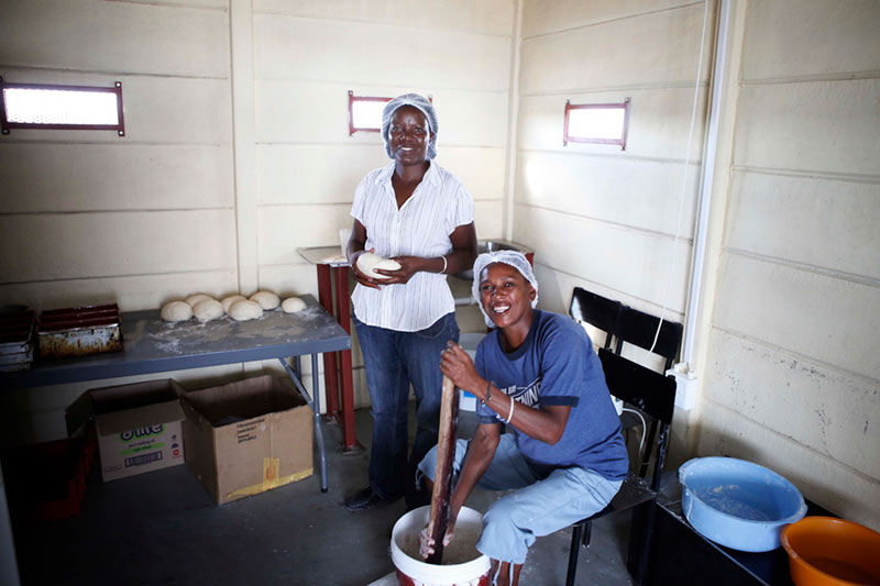 Des mères participant au programme de renforcement de la famille Ondangwa préparent du pain en Namibie