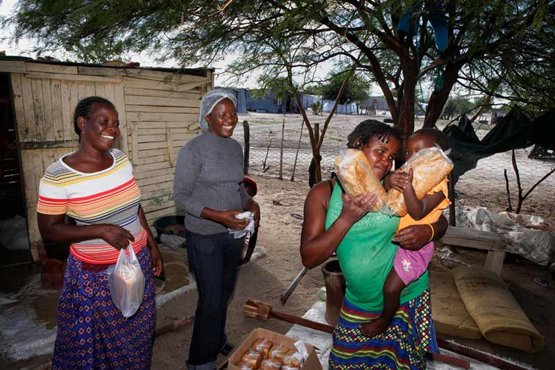 Mère vendant du pain dans le cadre du programme de renforcement de la famille Ondangwa en Namibie