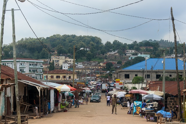 Vue sur la rue depuis Atakpamé, Togo.