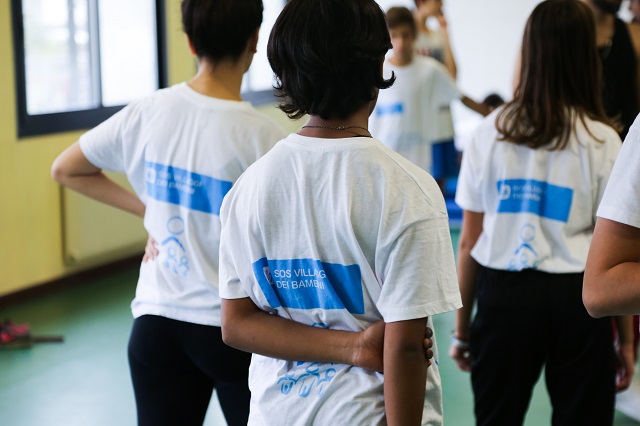 Les élèves du cours de danse d'Ahmed portent des chemises SOS pour montrer leur soutien.