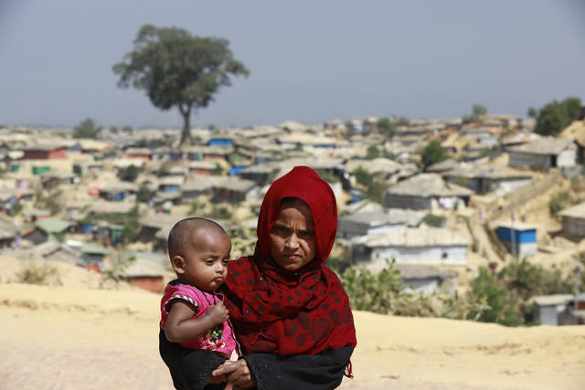 Rohingya refugee mother and child