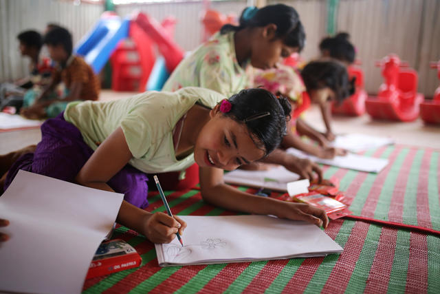 Enfants réfugiés rohingyas dans une salle de classe