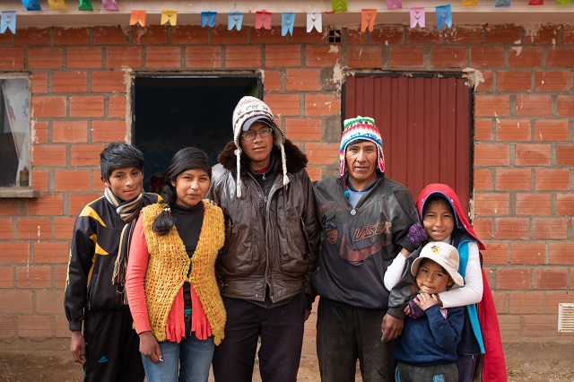 Secundino debout avec ses enfants.