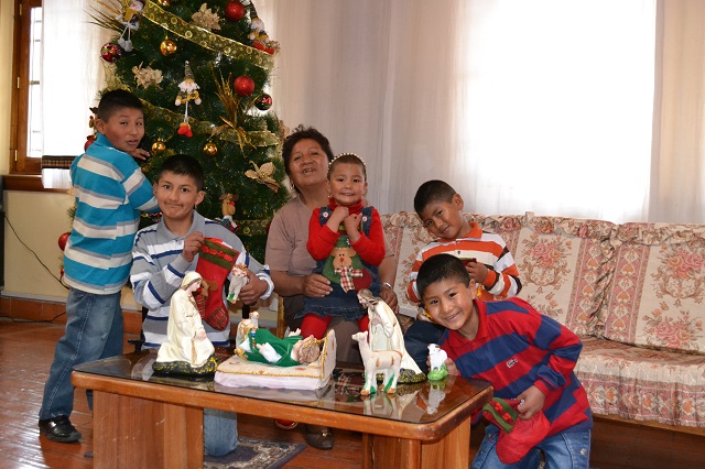 Luisa* avec sa famille SOS à Noël