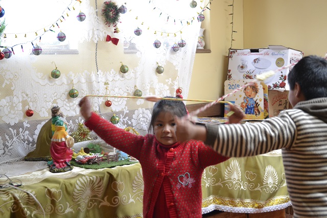 Luisa* et son frère jouant à Noël