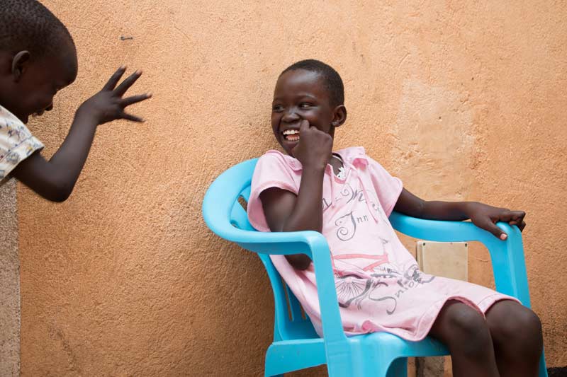 Les enfants passent leur temps avec des jeux et des activités