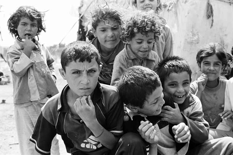 Photo en noir et blanc d'enfants syriens