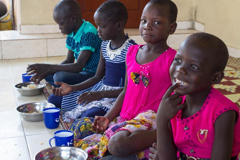 Enfants en train de déjeuner dans le village d'enfants SOS à Juba, Soudan du Sud