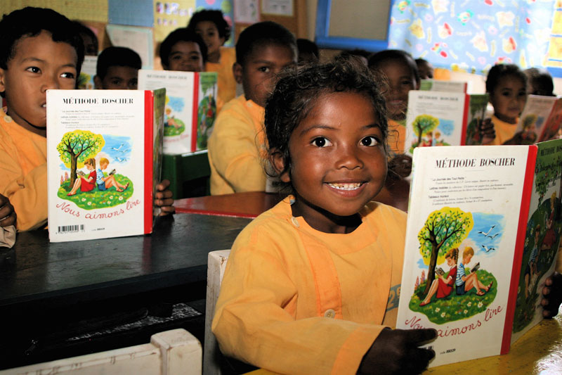 Enfants tenant des livres à Antsirabe, Madagascar