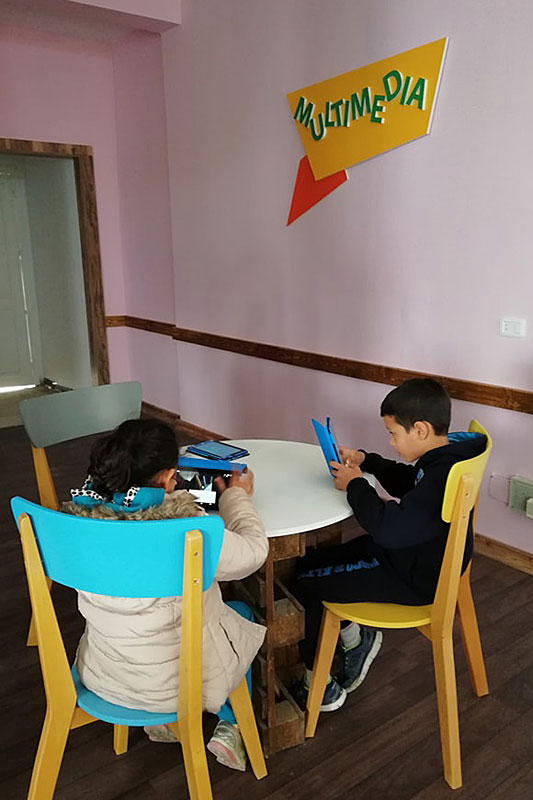 Enfants utilisant des tablettes dans la maison numérique SOS en Tunisie