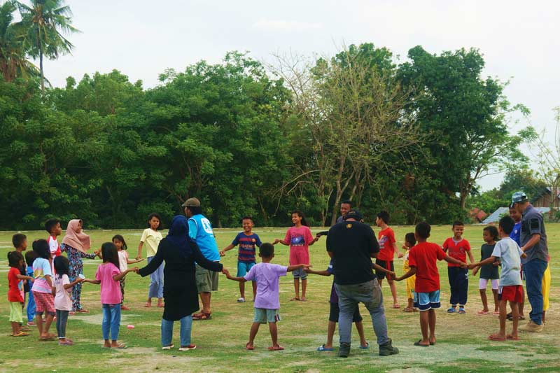 Enfants jouant, activités récréatives dirigées par le personnel d'intervention d'urgence de SOS