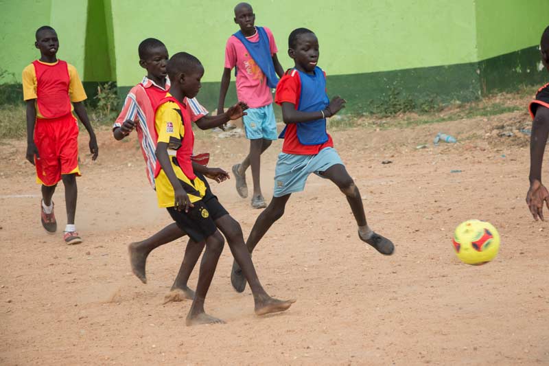 Des enfants jouent au football en Ethiopie