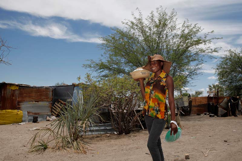 Jeune femme transportant de la nourriture à Ondangwa, Namibie.