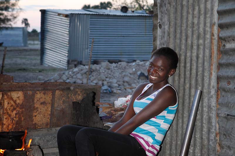 Jeune femme faisant partie du programme de renforcement de la famille à Ondangwa, en Namibie.