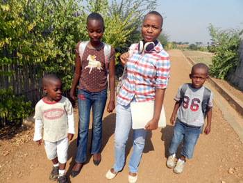 Diane et sa sœur Gloria (deuxième à gauche) marchant dans le village d'enfants SOS de Cibitoke au Burundi.