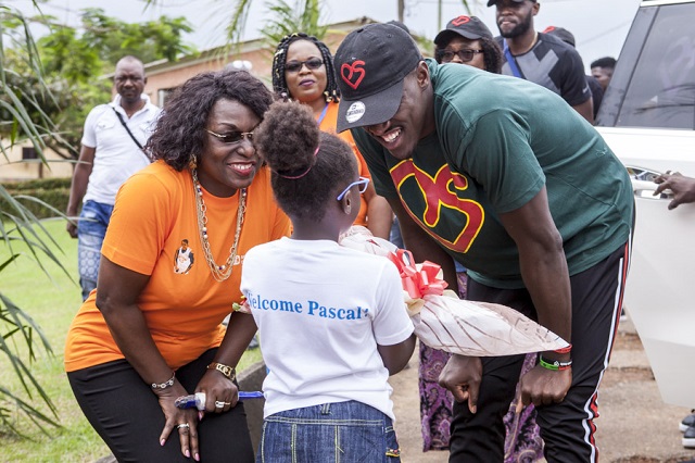 Pascal Siakam receives a gift of flowers from an SOS child.