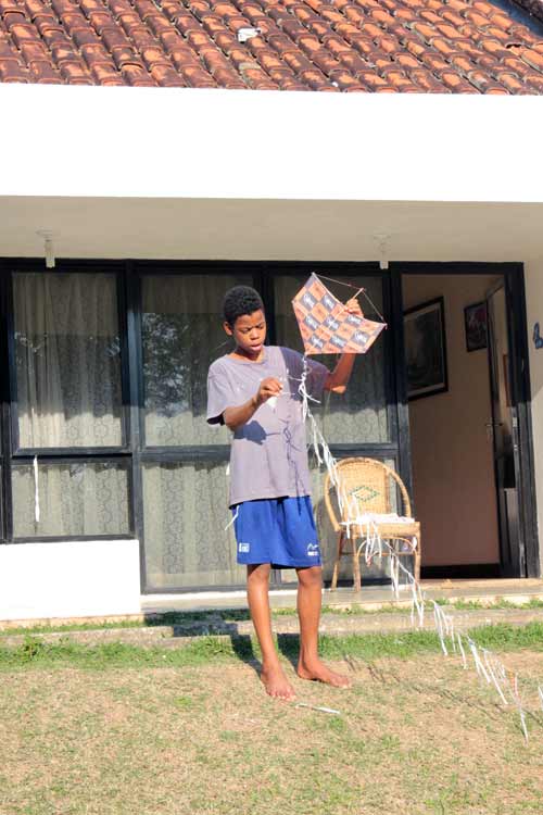 Dudu tenant un cerf-volant au Brésil