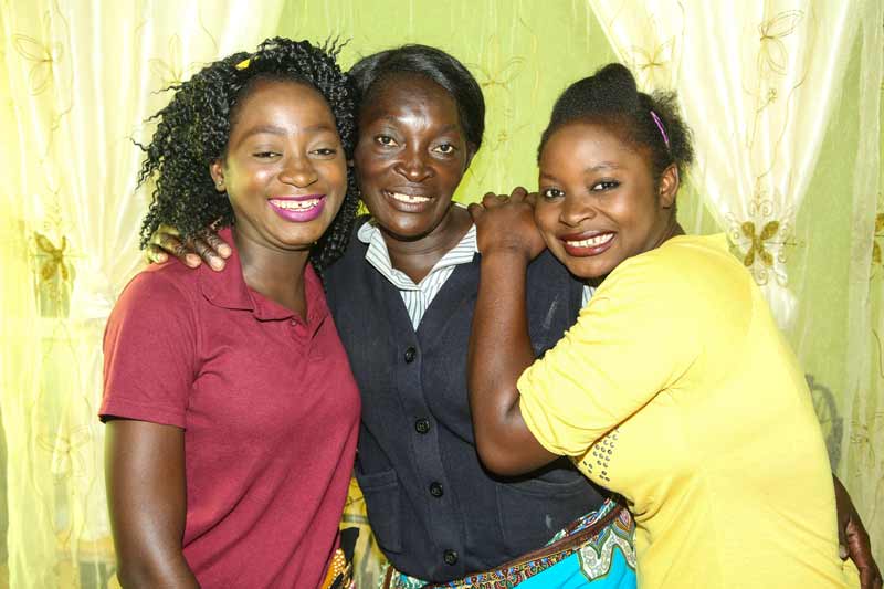 Esther avec ses deux filles à Kitwe, Zambie