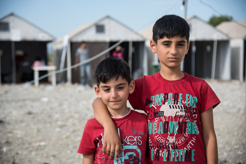 Deux frères syriens dans un camp de réfugiés à Gevgelija, Macédoine