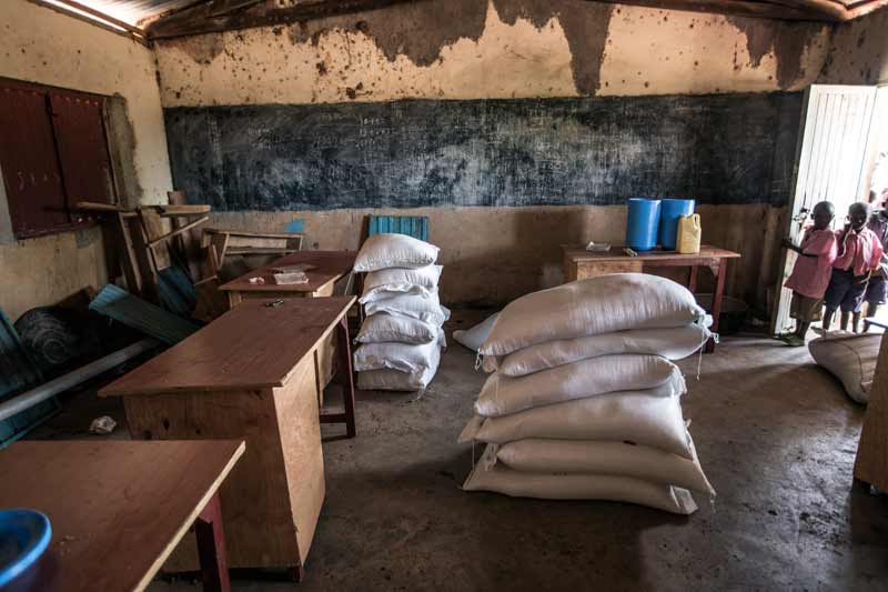 Food aid for school children in Dambala Fachana