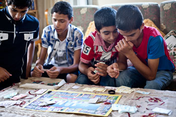 Enfants parrainés jouant à un jeu - Gaza, Territoires palestiniens