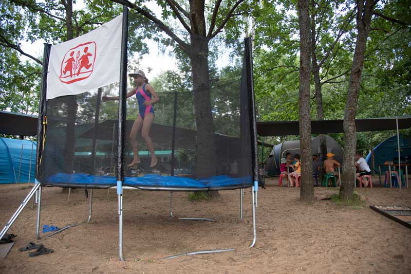 Fille sur trampoline au camp d'été en Biélorussie