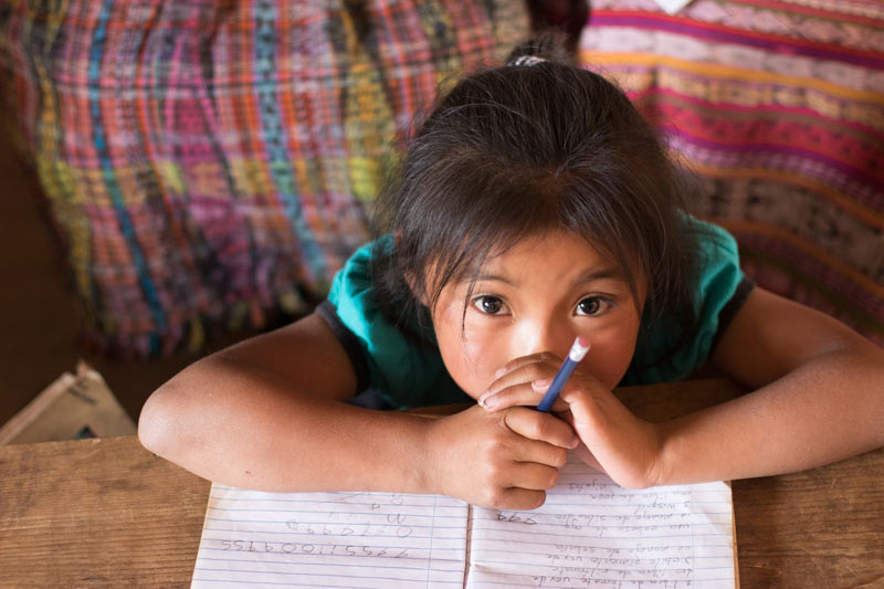 Fille avec carnet, programme de renforcement de la famille au Guatemala