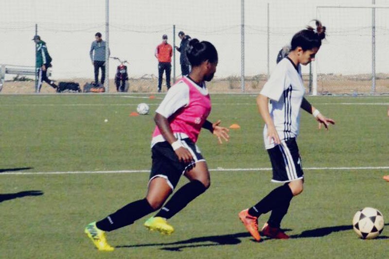 Filles jouant au football au Maroc