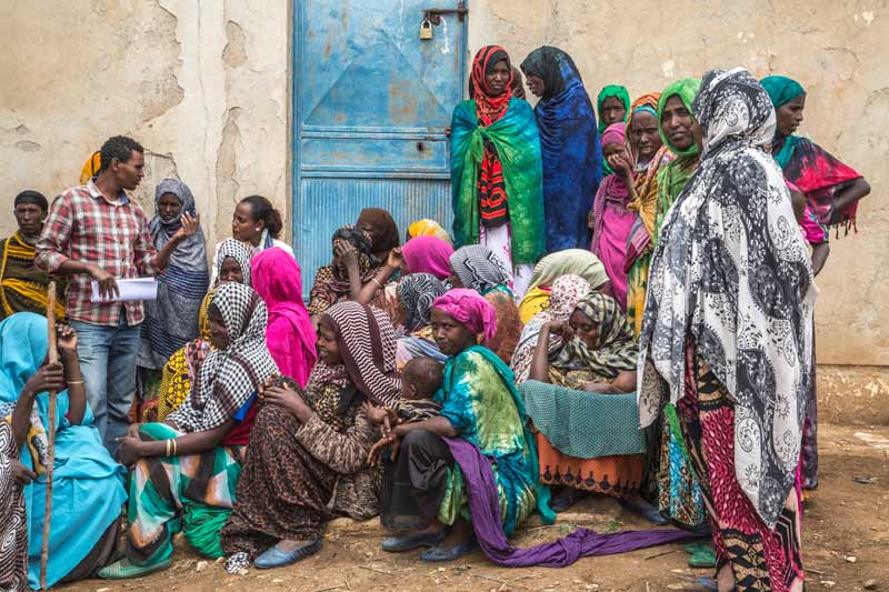 Families await UN food relief in Chinaksen