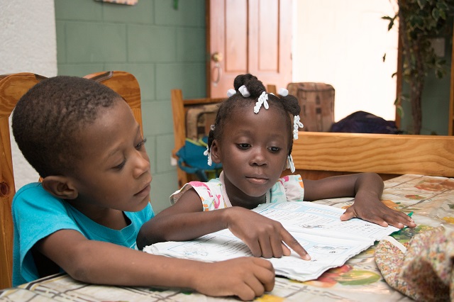 Enfants SOS Haïti faisant leurs devoirs.