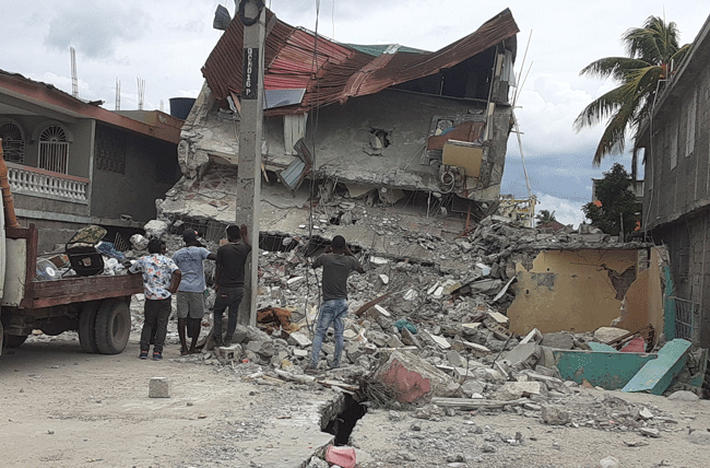 haiti_les-cayes_2021-earthquake_workers-survey-damaged-building