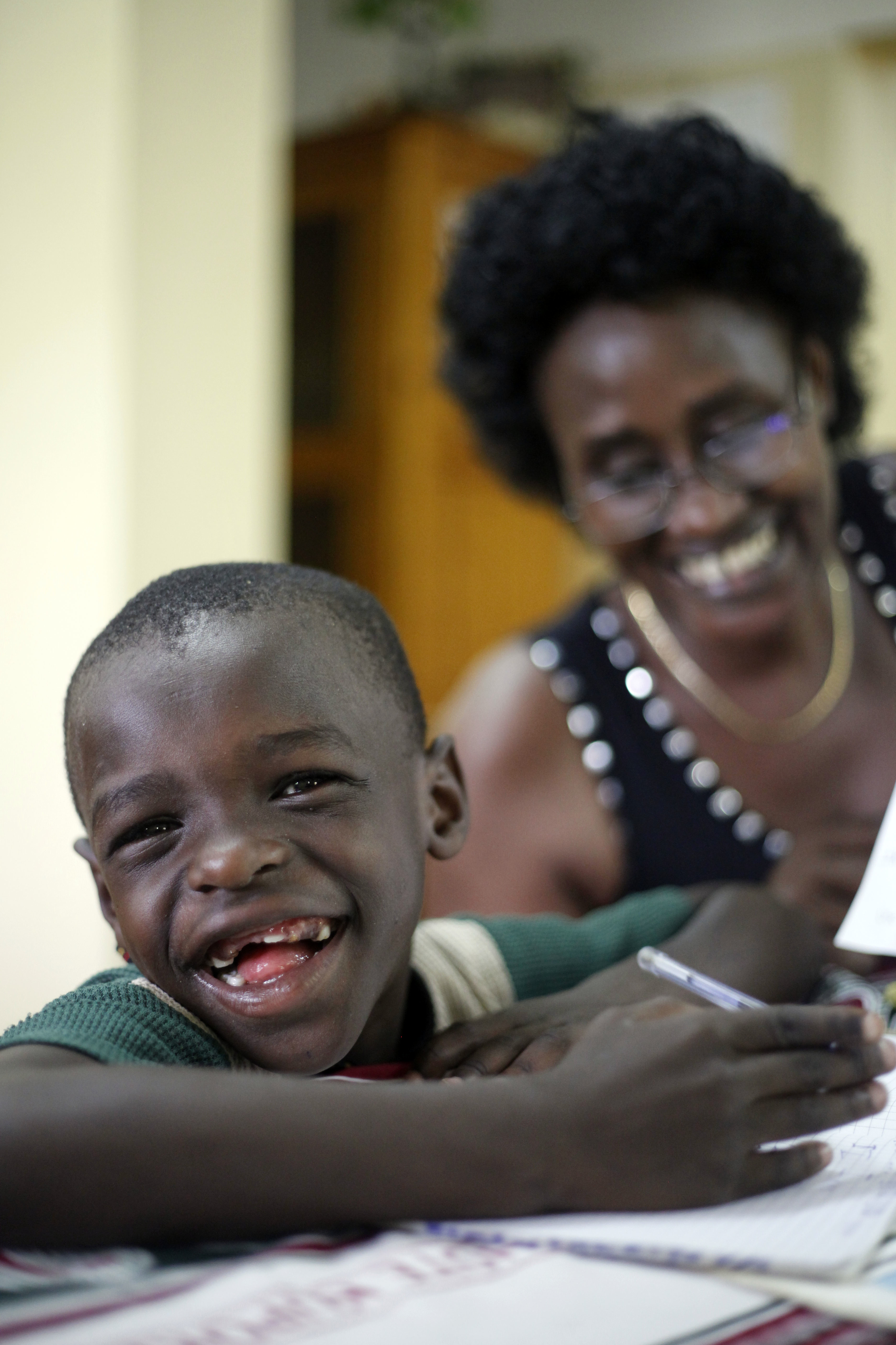 Mère et enfant souriant