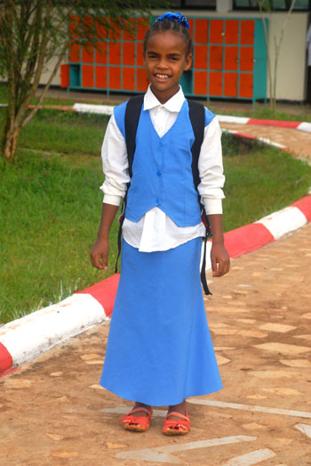 Helina se tient devant sa classe à l'école SOS Hermann Gmeiner de Jimma en Éthiopie.