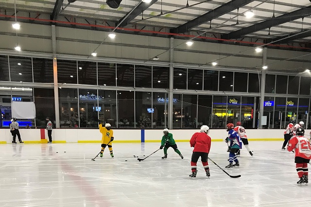 Enfants SOS dans un match de mêlée pendant l'entraînement