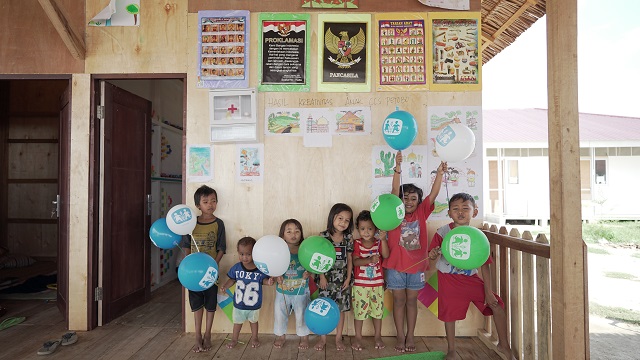 Un groupe d'enfants aidés par l'intervention d'urgence SOS.