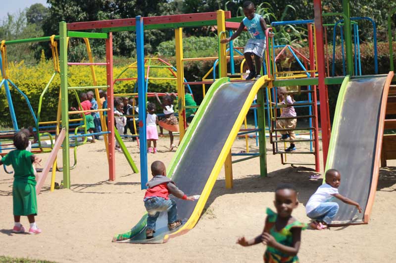 Enfants à l'aire de jeux en Ouganda