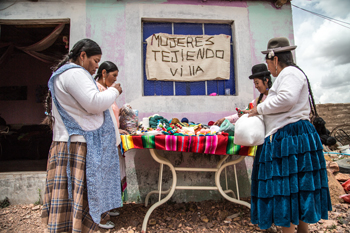 Des femmes péruviennes utilisent leurs compétences en tricot et en tissage pour collecter des fonds pour leur communauté